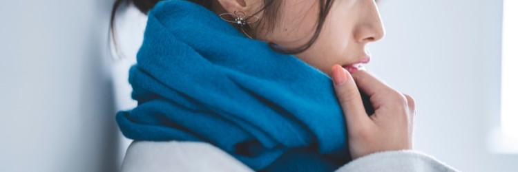 女性　冬　マフラー