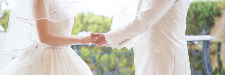 新郎新婦 結婚式 手を繋ぐ