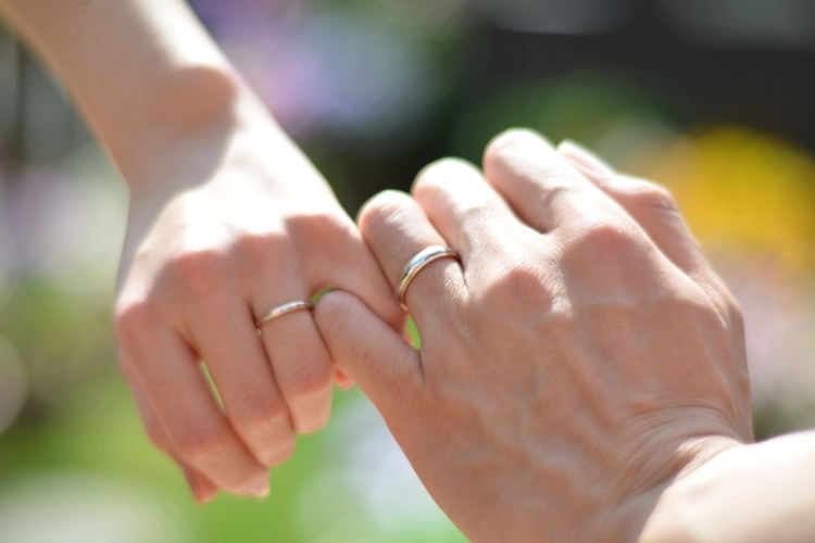 結婚指輪　カップル　手を繋ぐ