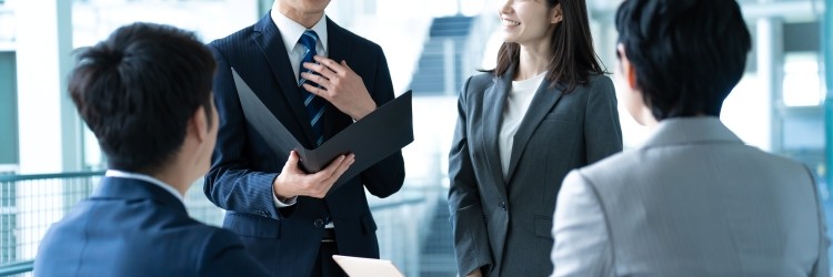 会社　スーツ　ビジネスマン