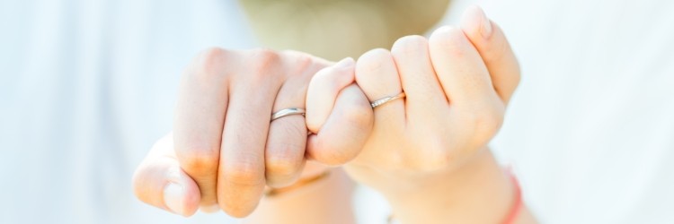 結婚指輪　カップル　手を繋ぐ