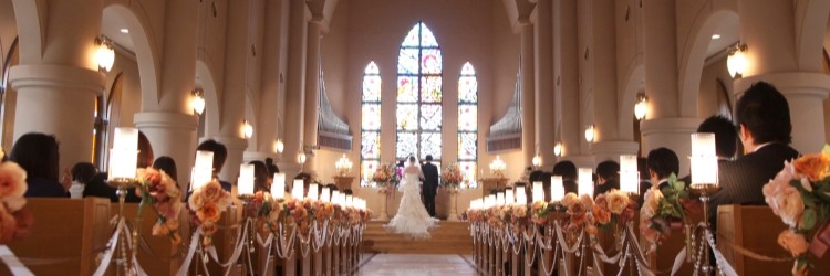 新郎新婦　チャペル　結婚式　ゲスト