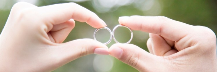 結婚指輪　カップル　記念写真