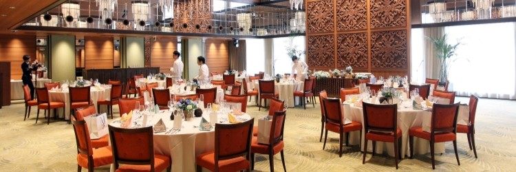 披露宴　テーブル　式場スタッフ