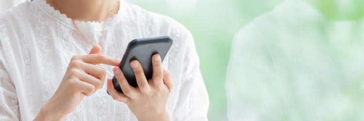 女性　スマホ　検索