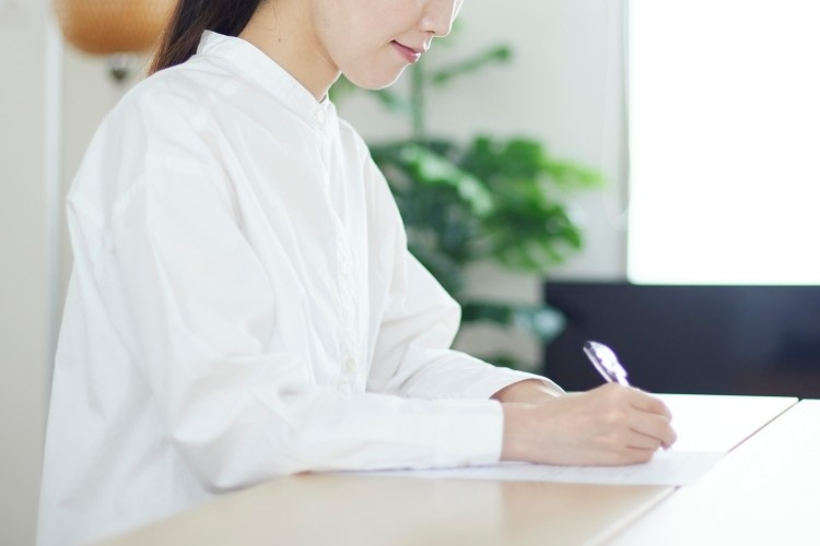 女性　書類　サイン