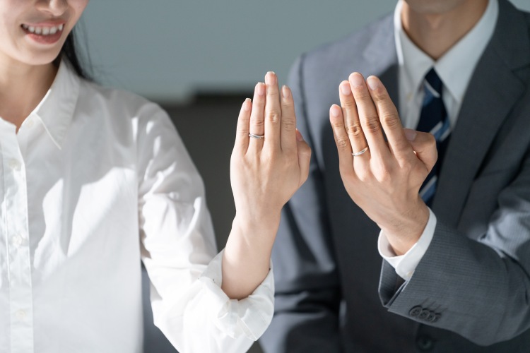 新郎新婦　結婚指輪　入籍
