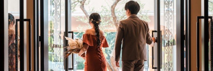 新郎新婦　式場　エントランス