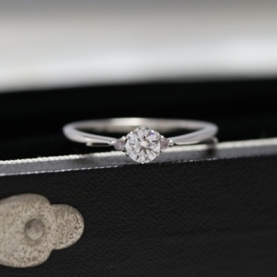 アトリエ ロエ　婚約指輪　爪あり　メレダイヤ