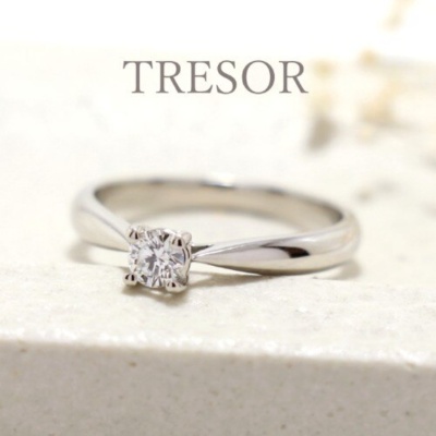 トレゾア　婚約指輪　ストレート　爪あり