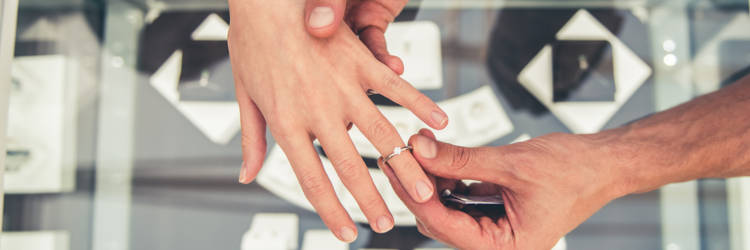 婚約指輪　ジュエリーショップ　試着