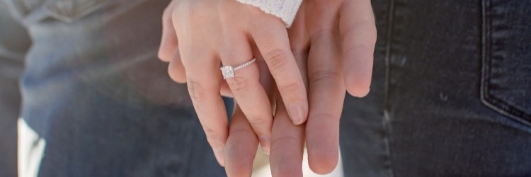 婚約指輪　カップル　手を繋ぐ