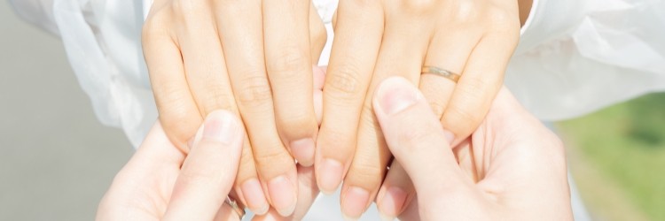 結婚指輪　カップル　手を繋ぐ