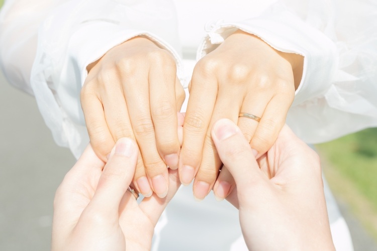 結婚指輪　カップル　手を繋ぐ