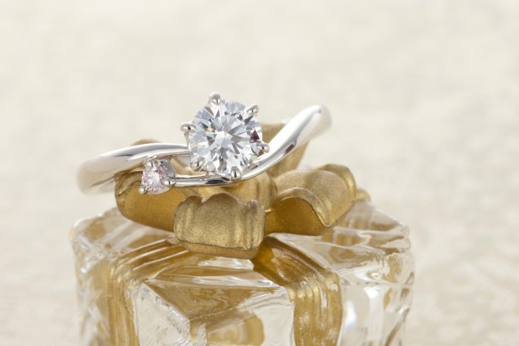 婚約指輪　ウェーブ　メレ