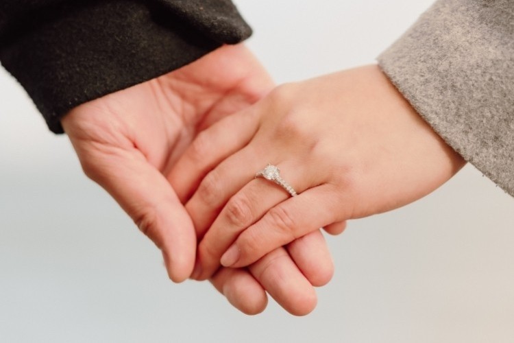 婚約指輪　カップル　手を繋ぐ