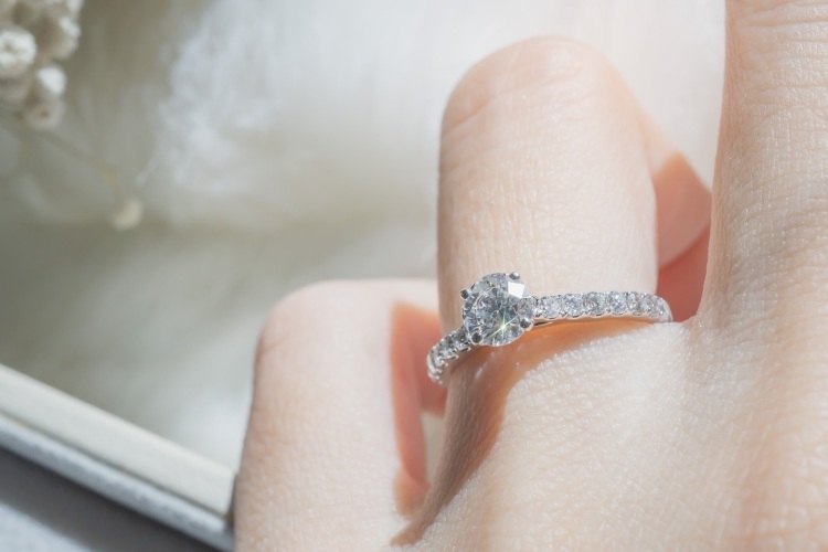 婚約指輪　女性