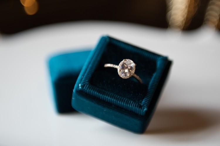 婚約指輪　ソリティア　オーバル