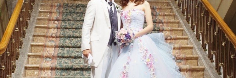 白タキシードの新郎と水色のカラードレスを着た新婦