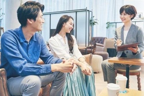 ハナユメウエディングデスクで結婚式場を探すカップルとアドバイザー