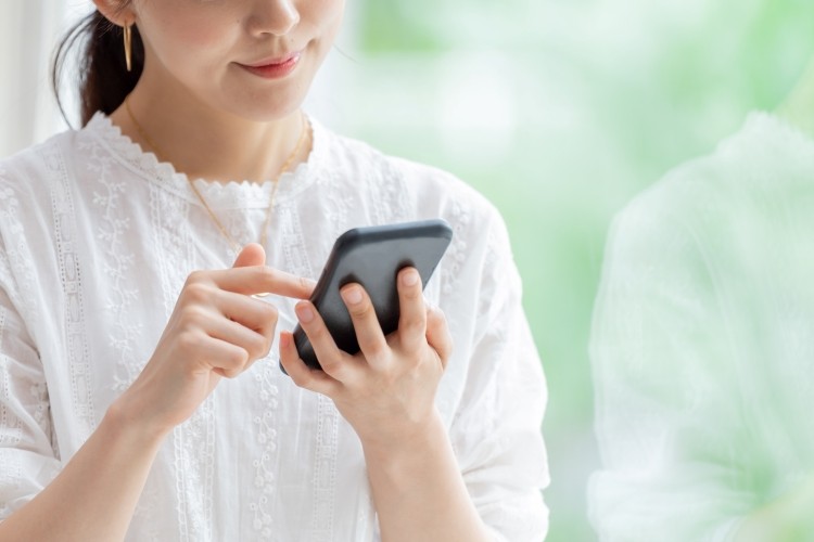 スマホを操作する女性