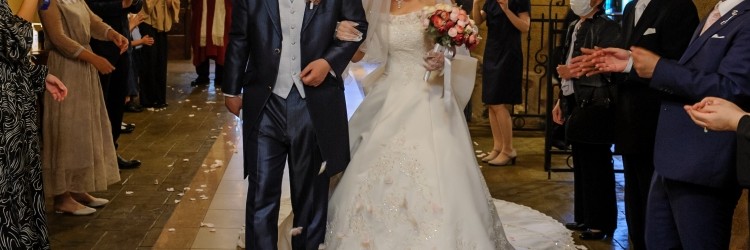ゲストからのフラワーシャワーで祝福される新郎新婦