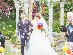 花と緑に囲まれたガーデンウエディング
