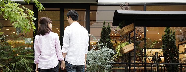 カップル デート 手を繋ぐ