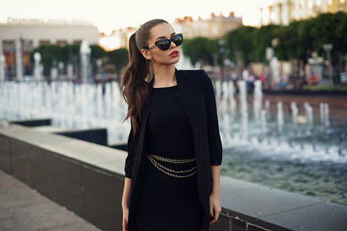 女性　ブラックドレス