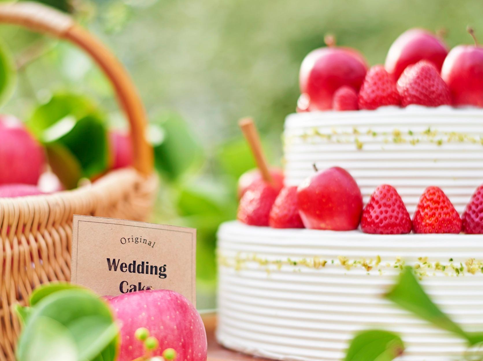 ウエディングケーキ　結婚式　りんご　いちご