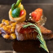 「美味しい料理でゲストを笑顔に」牛フィレ試食＆会場見学