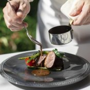 【豪華3万特典】霜降黒毛和牛試食＆12大特典×駅チカ貸切邸宅の詳細を見る