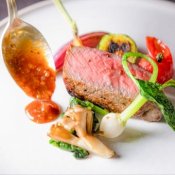 【口コミで本番満足度1位の式場】豪華試食×最大142万円優待の詳細を見る