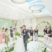 【はじめての見学にも◎】白&緑×光降り注ぐチャペル入場体験&見積もり相談