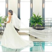【リゾートWが叶う】水が煌めくガラスのバージンロードで感動花嫁体験&ドレス見学