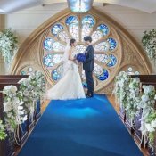 【歴史ある青のステンドグラス】一人ひとりに感謝を伝える結婚式