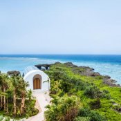 沖縄の海と緑に囲まれた絶景CHAPEL映像体験×見積相談