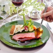 ＼新春プレミアム3DAYS／伝統の美食を堪能！チャペル入場体験＆庭園臨む絶景会場