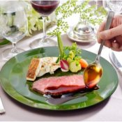 残▲＼好評につき増枠／伝統の美食を堪能！チャペル入場体験＆庭園臨む絶景会場