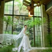 水音と陽光輝く神秘的チャペル体験×ドレスツアー|1.8万円試食付の詳細を見る