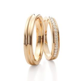 ぐるっとダイヤが一周したものをフルエタニティ、半分だけにダイヤが留められたものをハーフエタニティといい、手のひら側にダイヤがないハーフエタニティのほうが身につけやすく感じる人もいるでしょう。