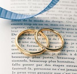 シンプルで飽きのこないストレートは結婚指輪の定番デザイン。ジュエリーを身につけ慣れていない人にもおすすめです。 アーム幅は2.5mmが一般的ですが、それよりも細くなれば女性的な印象に、太くなれば力強いイメージになど、アーム幅で印象を変えることもできます。