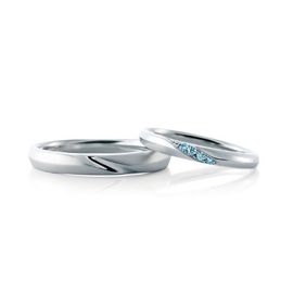写真のようにブルーダイヤがセットされた結婚指輪も多いですが、これはブルーダイヤに「永遠の幸せ」「絆を深める」という意味があるから。  幅が太めでシンプルなストレートデザインのリングなら、ブルーダイヤもセットしやすいでしょう。  