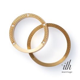 外からは見えない部分に彫刻が入っていたり宝石がセットされていたりするものも。さり気ない主張がおしゃれです。