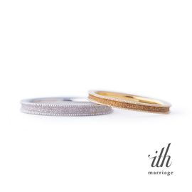 シンプルなストレートタイプだけでなく繊細な装飾が入ったものなどもあり、細身リングの中でもデザインを選ぶことが可能。 ただし、デザインや手の大きさによってはカジュアルになりすぎる可能性もあるため注意してください。