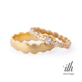 イエローゴールドは、プラチナと同様に★太字★変色・変質しにくい★ここまで★という特性があり、海外では結婚指輪の定番素材。プラチナやホワイトゴールドよりも華やかで★太字★ファッション性が高く★ここまで★、プラチナよりも★太字★価格がお手頃★ここまで★なのが特徴です。