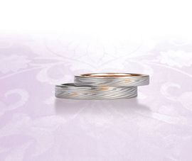 コンビとは、ゴールドとプラチナのように異なる2つの素材を組み合わせたリングのこと。珍しいと感じる人もいるかもしれませんが、「木目金」として400年前の日本でもつくられていたそうです。