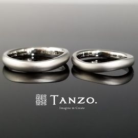 「イエローゴールドでは華やかすぎる」と感じる人には、ホワイトゴールドはいかが。色が違うだけでも印象は大きく変わりますよ。