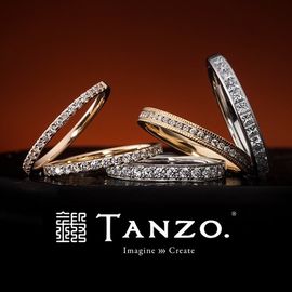 ゴールドやピンクゴールドのほうが、ダイヤの輝きにあたたかみが感じられますね。