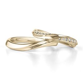 アーム幅を太くすればユニセックスな印象に、ダイヤを施せばエレガントな雰囲気に。男女問わず、「ストレートは物足りない」「優しい印象にしたい」という人におすすめです。